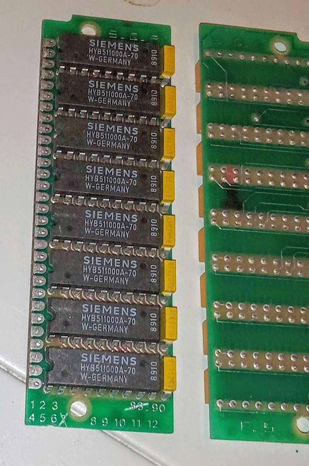 deux m&eacute;moires macplus. 1989 Matériel informatique