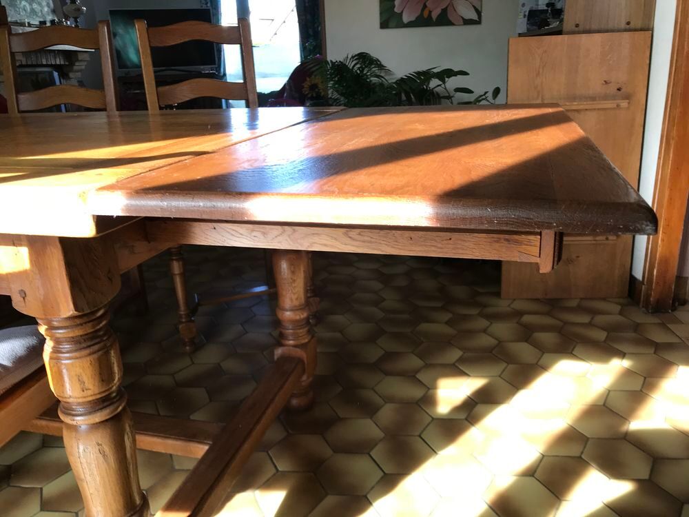 un buffet, une table et 6 chaises en ch&ecirc;ne massif. Meubles