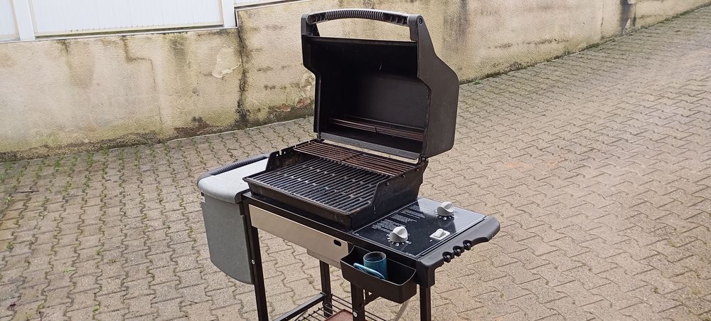 Barbecue &agrave; gaz Weber Genesis Silver noir Electroménager