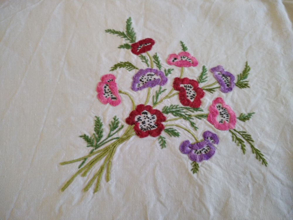 Nappe vintage brod&eacute;e main + 10 serviettes assorties Décoration