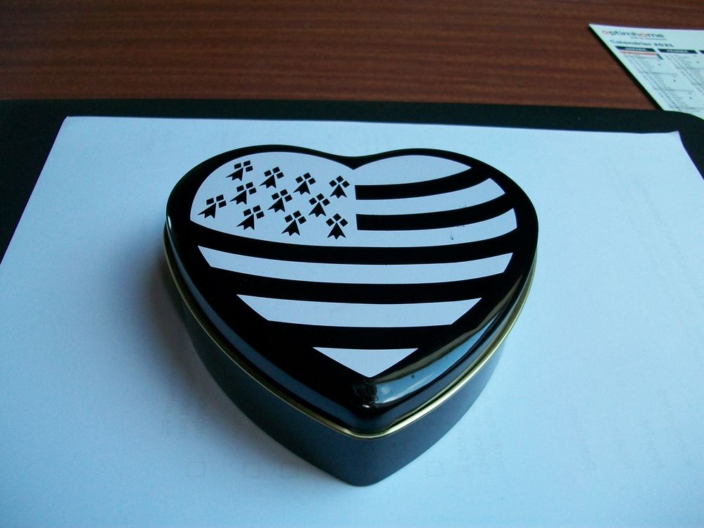 boite forme coeur avec embl&egrave;me de Bretzgne 