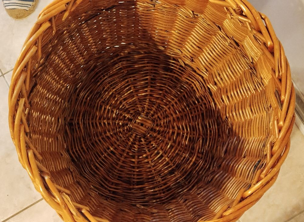 Grande pani&egrave;re en osier ou coffre &agrave; linge avec couvercle Décoration