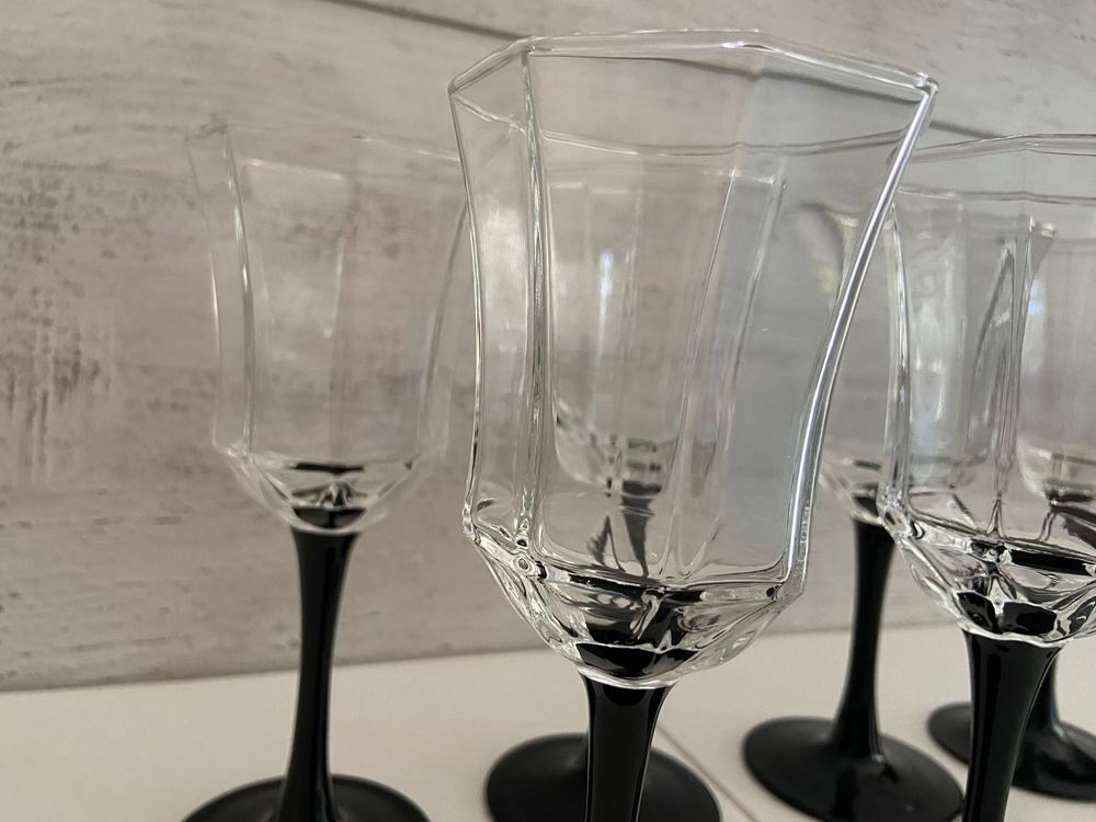 Lot de 8 Verres &agrave; Pieds Vin Vintage France Arcoroc Luminarc 