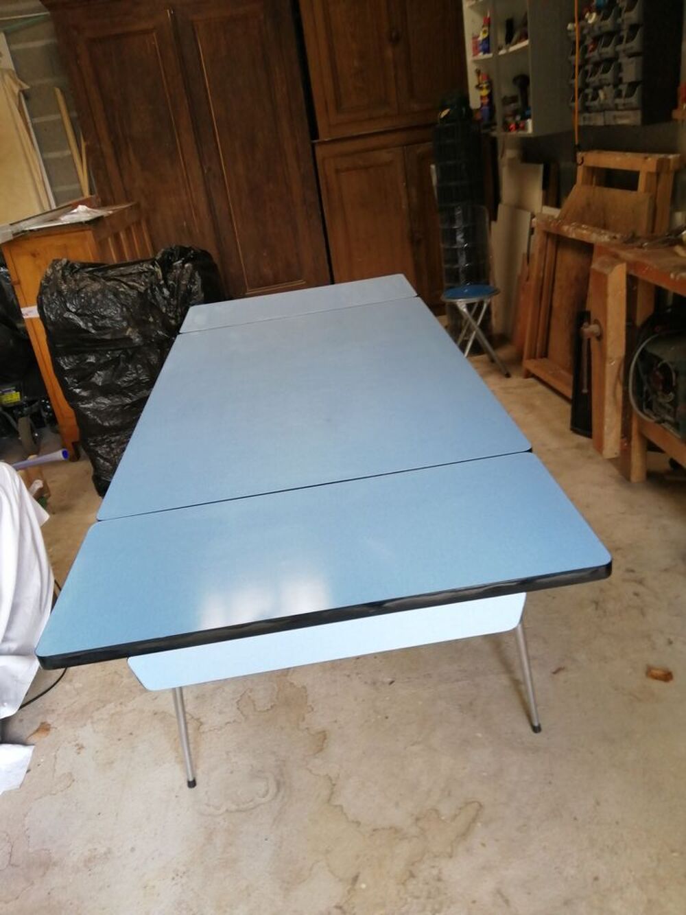 TABLE EN FORMICA Meubles