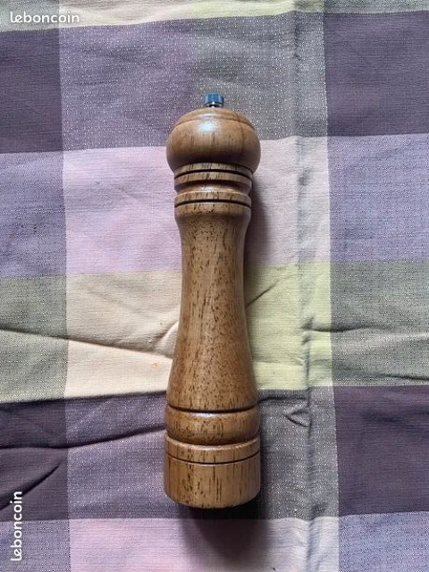 Moulin  Poivre en Bois Neuf
10 Carpentras (84)