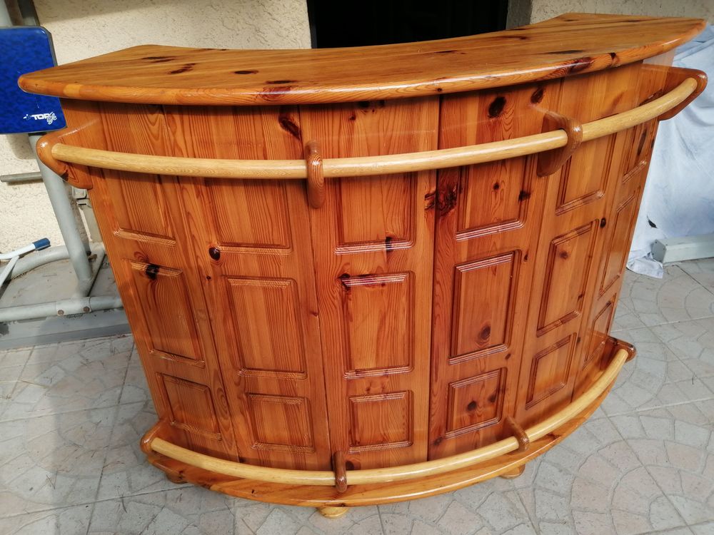 un joli bar en bois forme incurv&eacute; Meubles