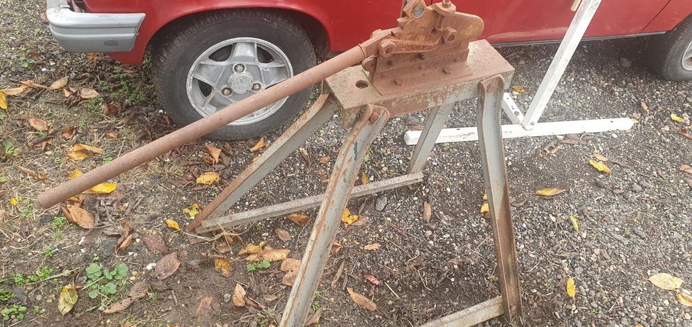 Cisaille sur tr&eacute;teau metalique Bricolage