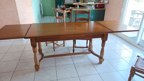 table bois avec 4 chaises 150 Larr (61)