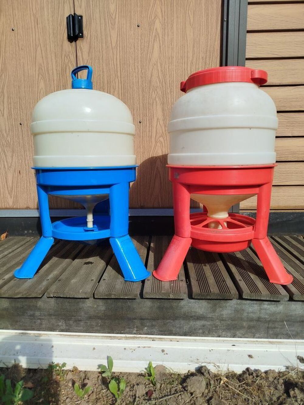   2 distributeurs  eau et graines pour poules en bon état. 