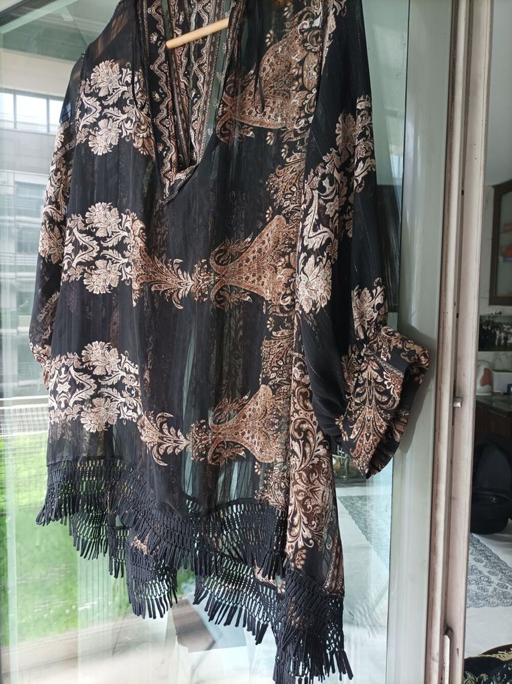 Blouse noire et or &agrave; frange. Vêtements