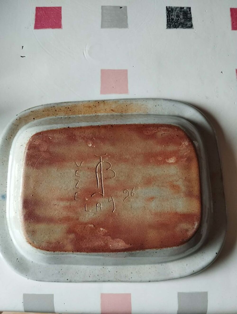 Plat rectangulaire en gr&egrave;s sign&eacute; Albert Breton V&eacute;zelay 