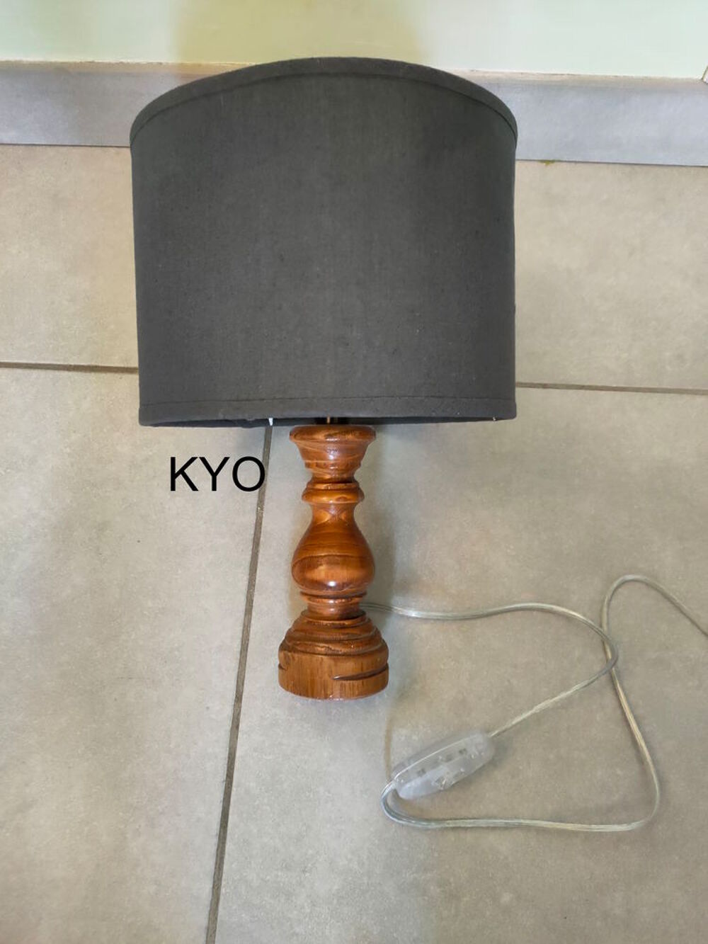 Lampe chevet rond tube bois &agrave; poser, abat-jour gris tissu Décoration