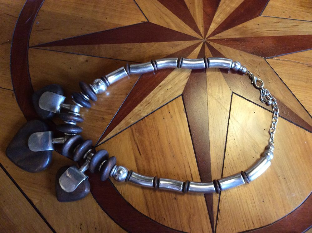 collier en bois et m&eacute;tal argent&eacute; Bijoux et montres