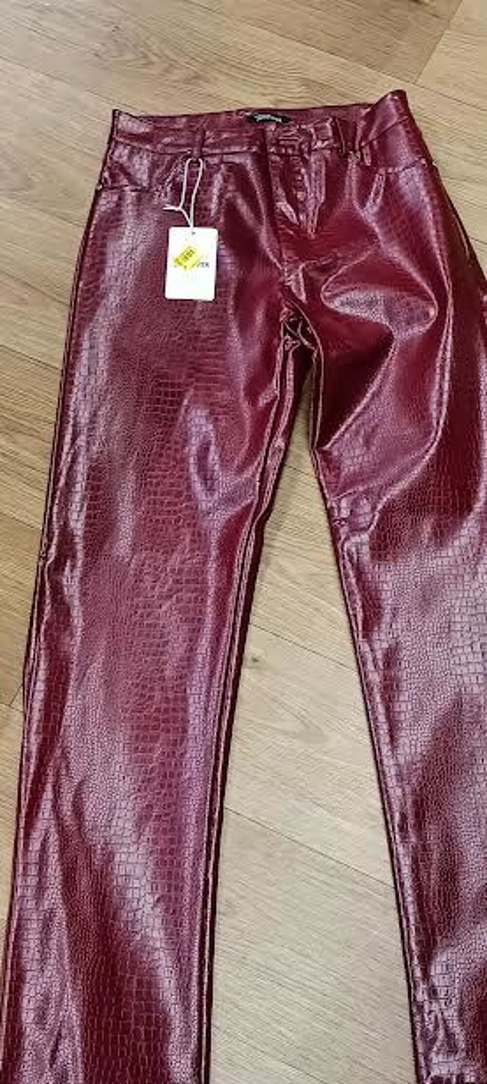 Envoi rapide et soign&eacute; Pantalon simili cuir rouge croco Jenn Vêtements