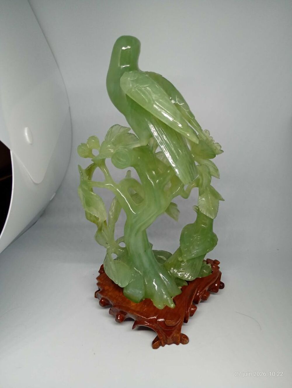 oiseaux sur sa branche d'arbre en jade sculpt&eacute; 