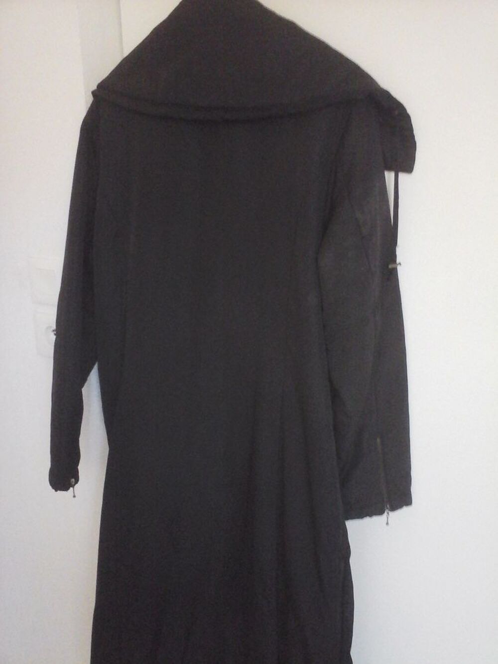 Parka femme de couleur noire. Vêtements
