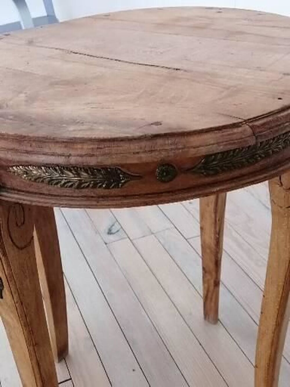 Petite table ancienne. Meubles