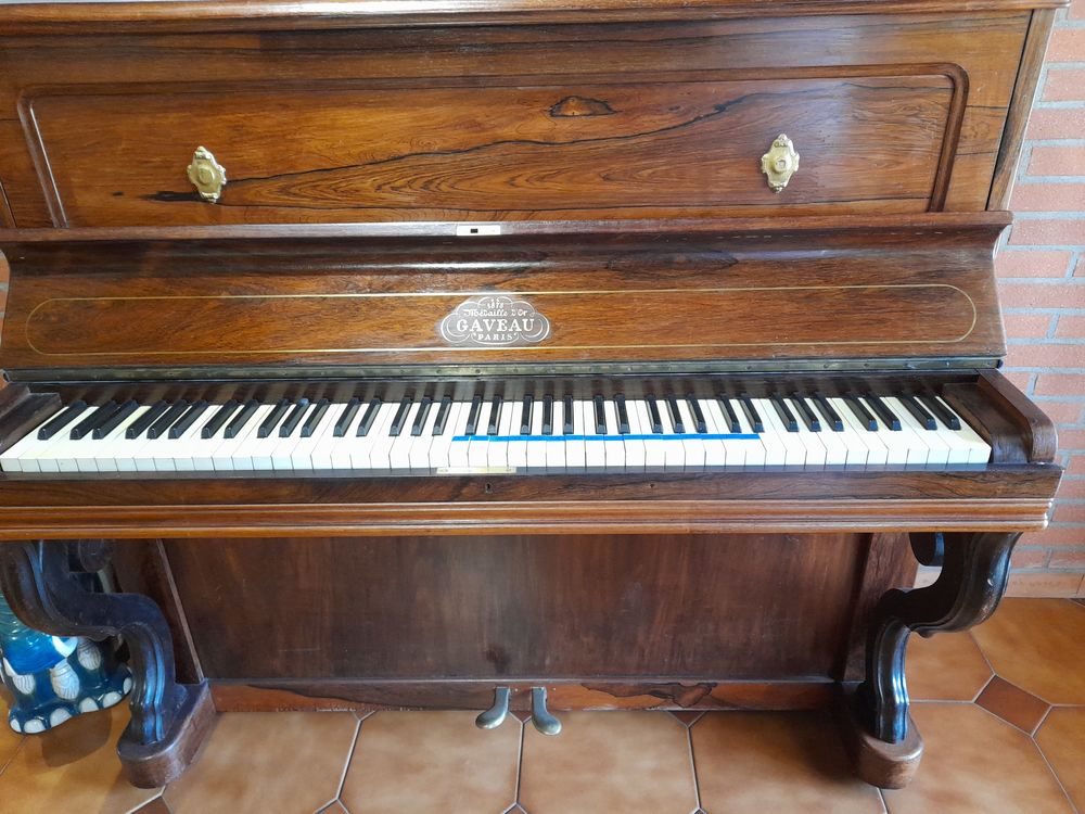 Piano droit cadre bois 
Instruments de musique