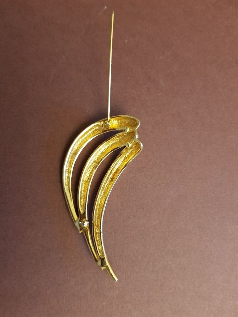 Broche dor&eacute;e VINTAGE, sign&eacute;e Bijoux et montres