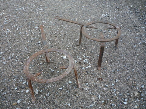 Tr�pieds fer forg�/chemin�e
diam�tre 24cm
h 15cm/19cm
longue 15 Castres (81)