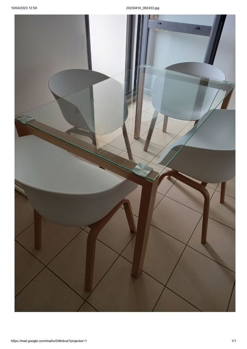 Table dessus verre + 4 chaises profil&eacute;es blanches Meubles