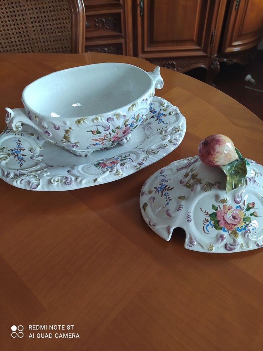 Soupi&egrave;re en fa&iuml;ence craquel&eacute;e Décoration