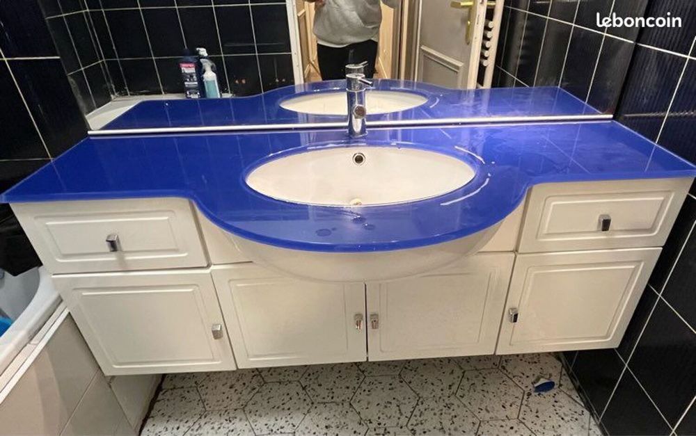 Meuble vasque avec miroir, plan vasque bleu - tr&egrave;s bon &eacute;tat Meubles