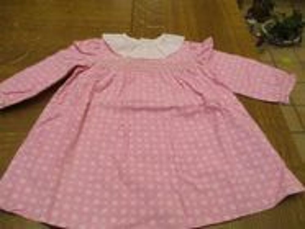 Robe fond rose avec &eacute;toiles blanches col claudine Vtements enfants