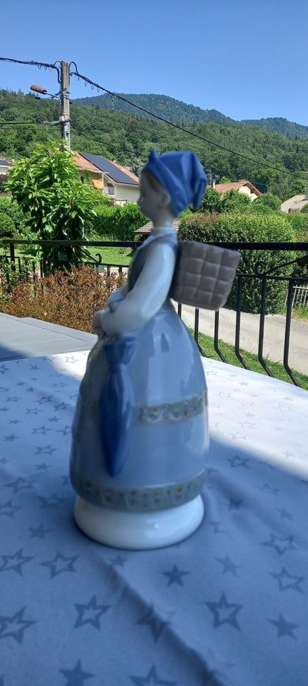 Tr&egrave;s rare Berg&egrave;re en robe traditionnelle Lladr&oacute; H28cm 