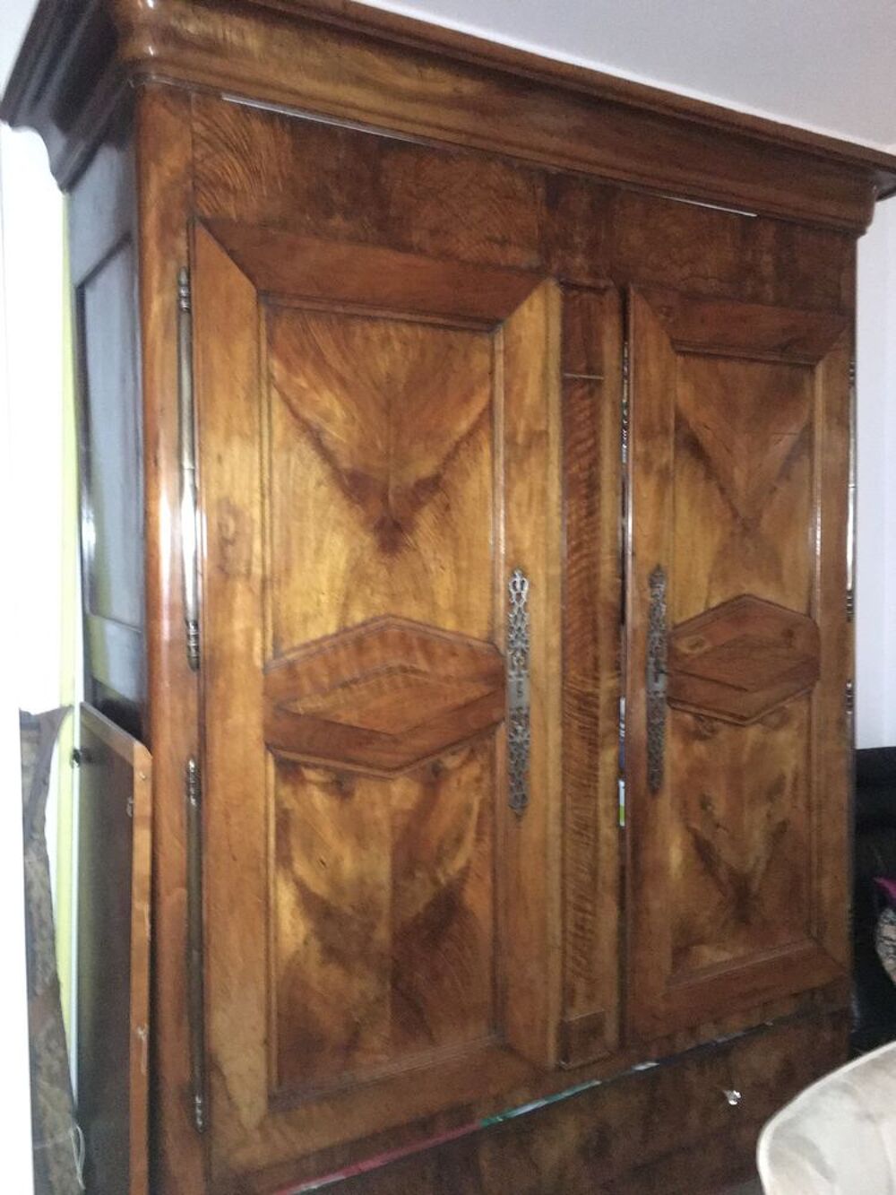 armoire du 17 si&egrave;cle en ronce de noyer Meubles