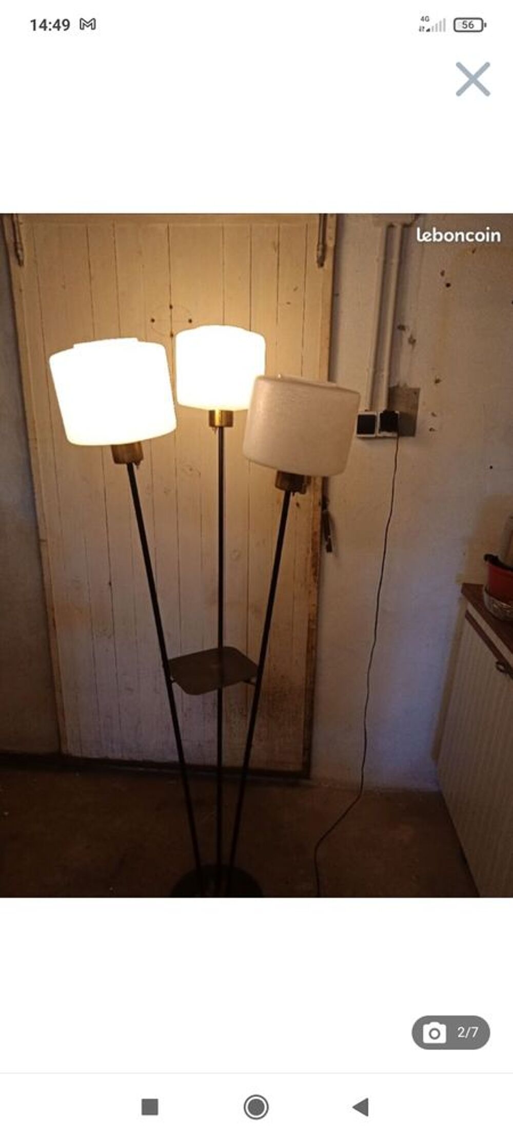 Lampadaire vintage 3 branches avec globe en verre blanc. Décoration