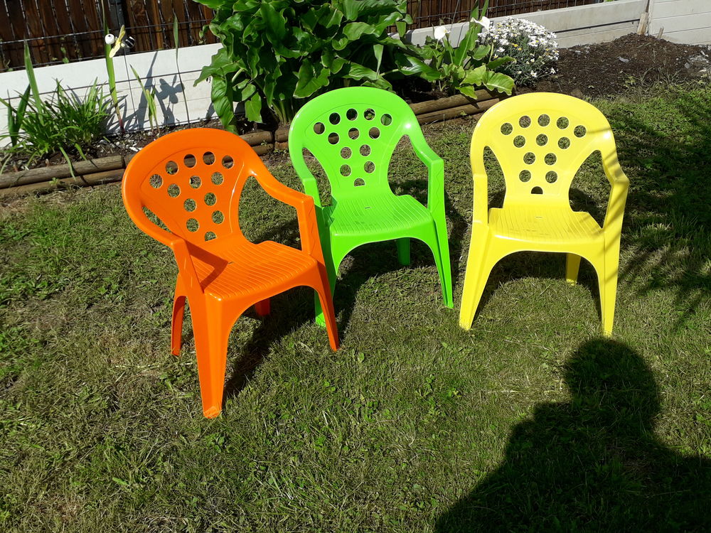 TBE DIVERS ARTICLES P/ENFANTS Ptites chaises, poubelles, etc Jeux / jouets
