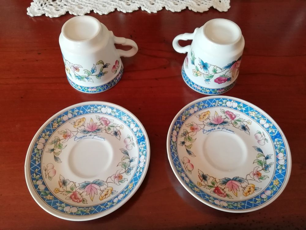 2 tasses &agrave; caf&eacute; + leurs 2 soucoupes en porcelaine d&eacute;cor&eacute;e Décoration