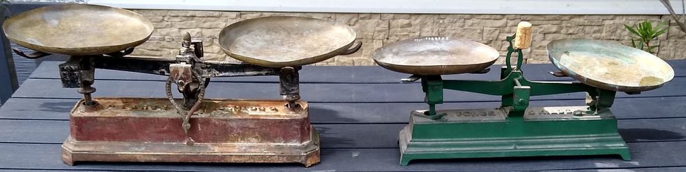 Anciennes balances avec plateaux en laiton
