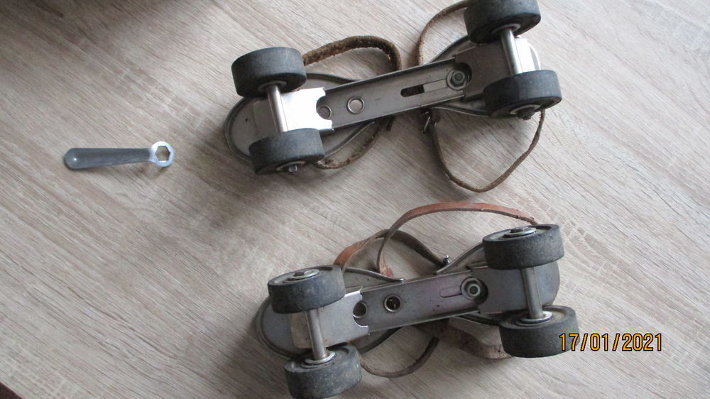 Patins &agrave; Roulettes Fer MYSTRAL de 1970. Jeux / jouets