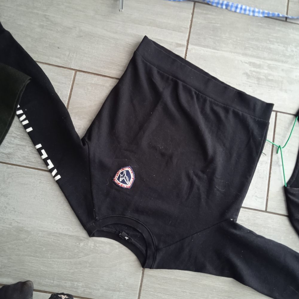 Sweat noir Taille S marque jennyfer imprim&eacute; sur la manche Vêtements
