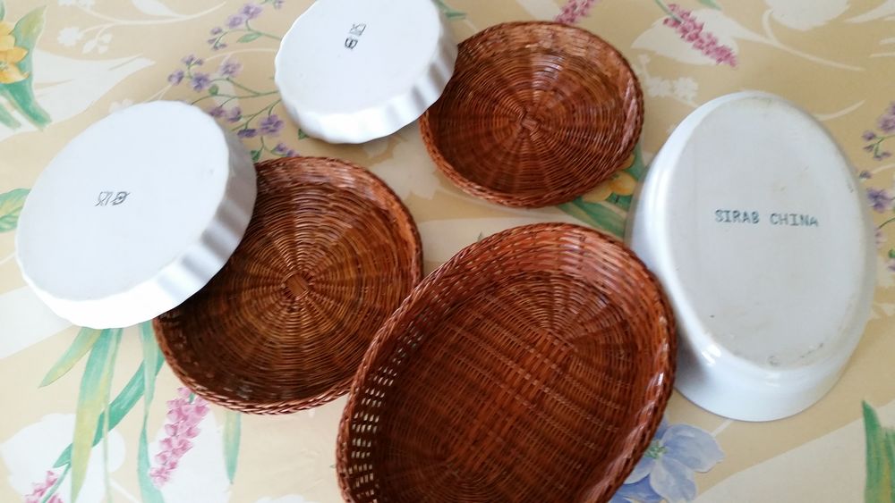 Ensemble de tourti&egrave;res et leurs panier en osier Cuisine