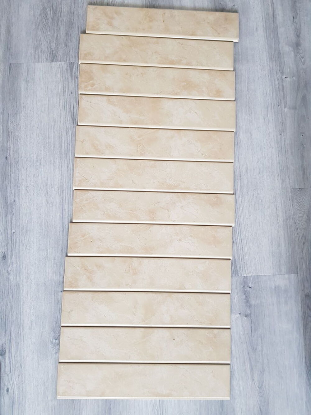 12 carrelages rectangulaires beige marbr&eacute; Bricolage