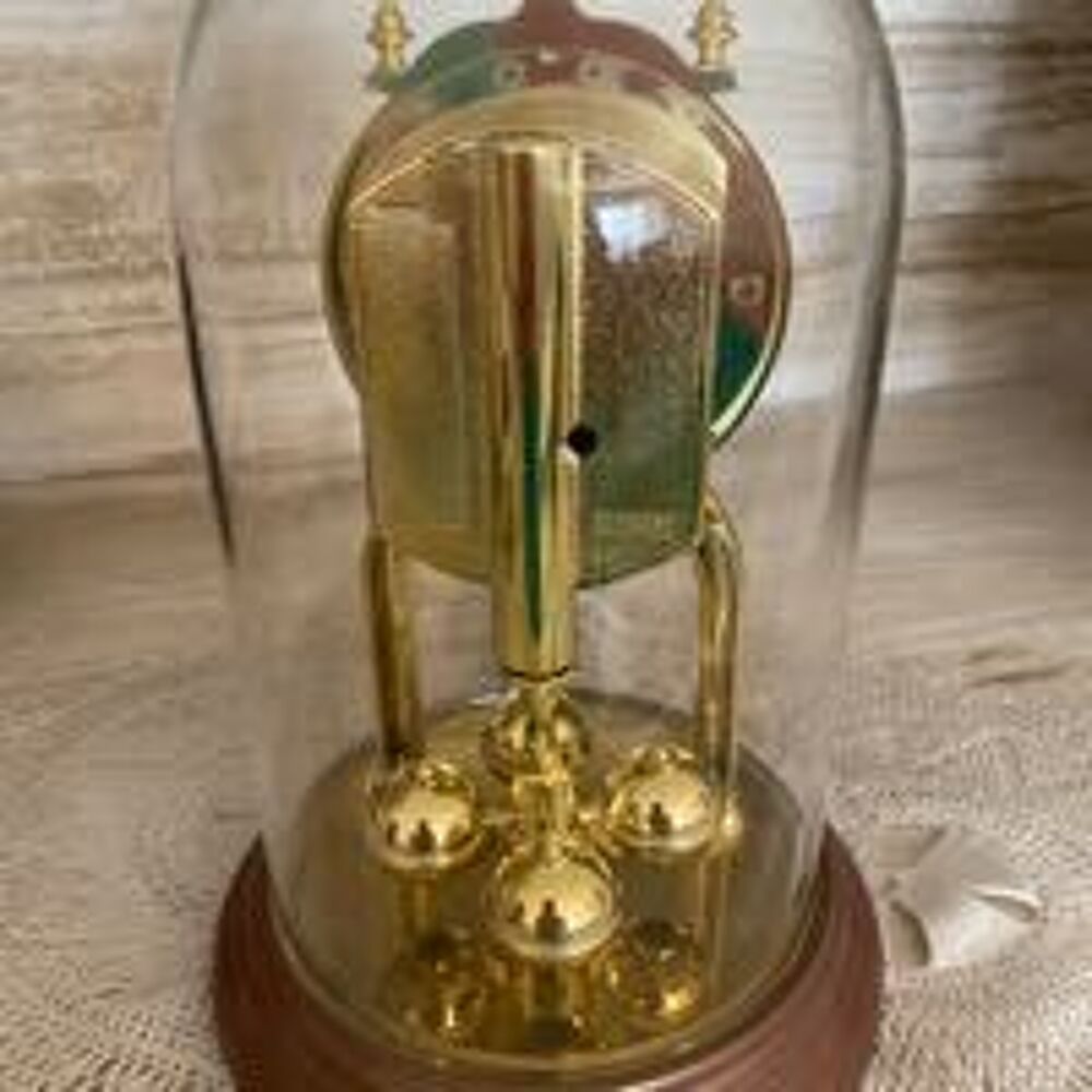 Horloge de table en verre. Décoration