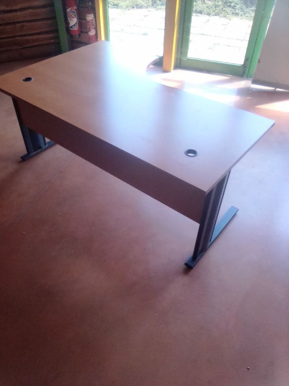 BUREAU EN BOIS ET FER EN TRES BON ETAT Meubles