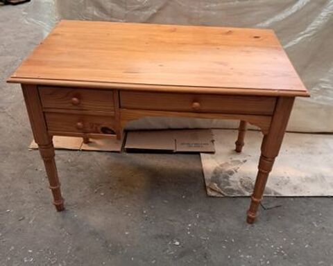 Petit bureau avec 3 tiroirs. Lille (59)
