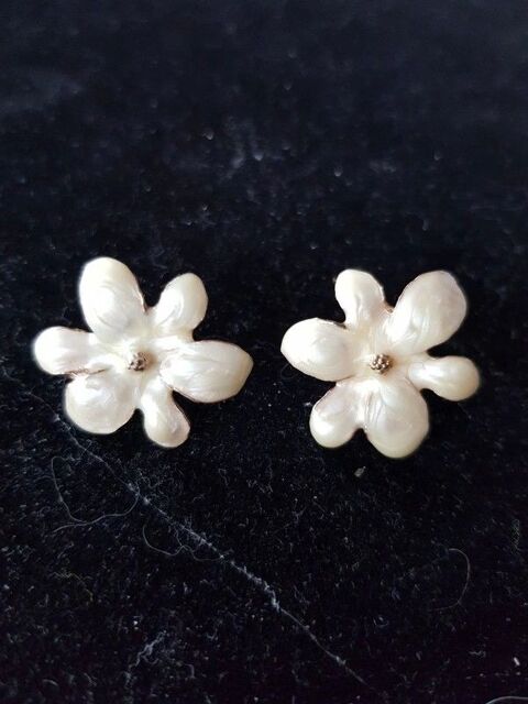 Boucles d oreilles fleurs nacre tres bon etat 2,5 cm de dia 3 Viriat (01)