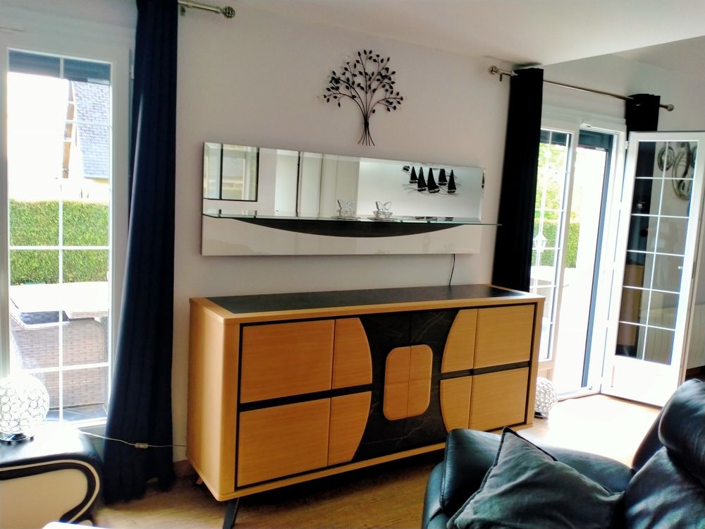 Tr&egrave;s beau miroir mural moderne avec &eacute;tag&egrave;re en verre tremp&eacute; Décoration