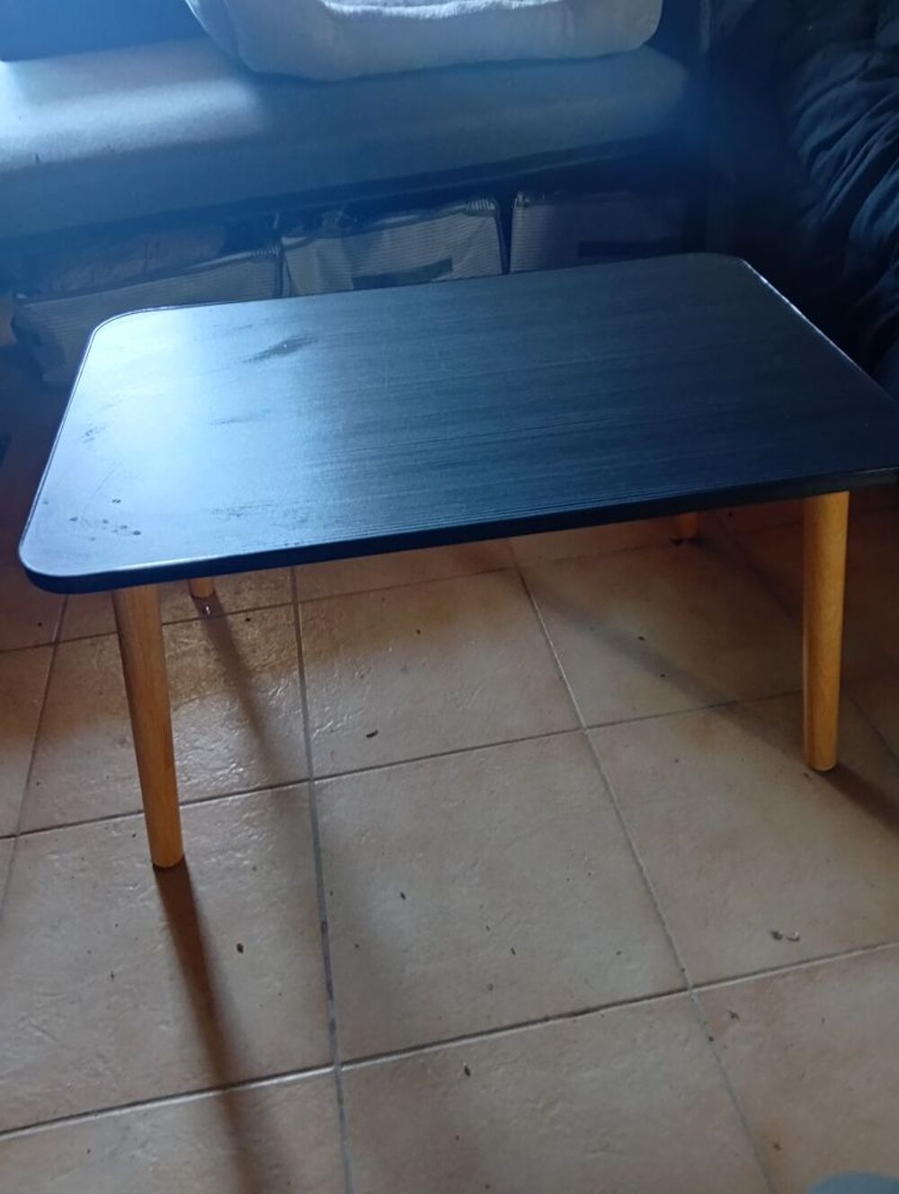 Petite table basse en bon &eacute;tat Meubles