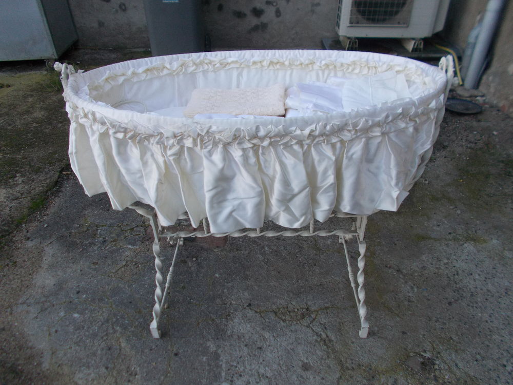 Ancien berceau en fer forg&eacute; faire prix Mobilier enfants