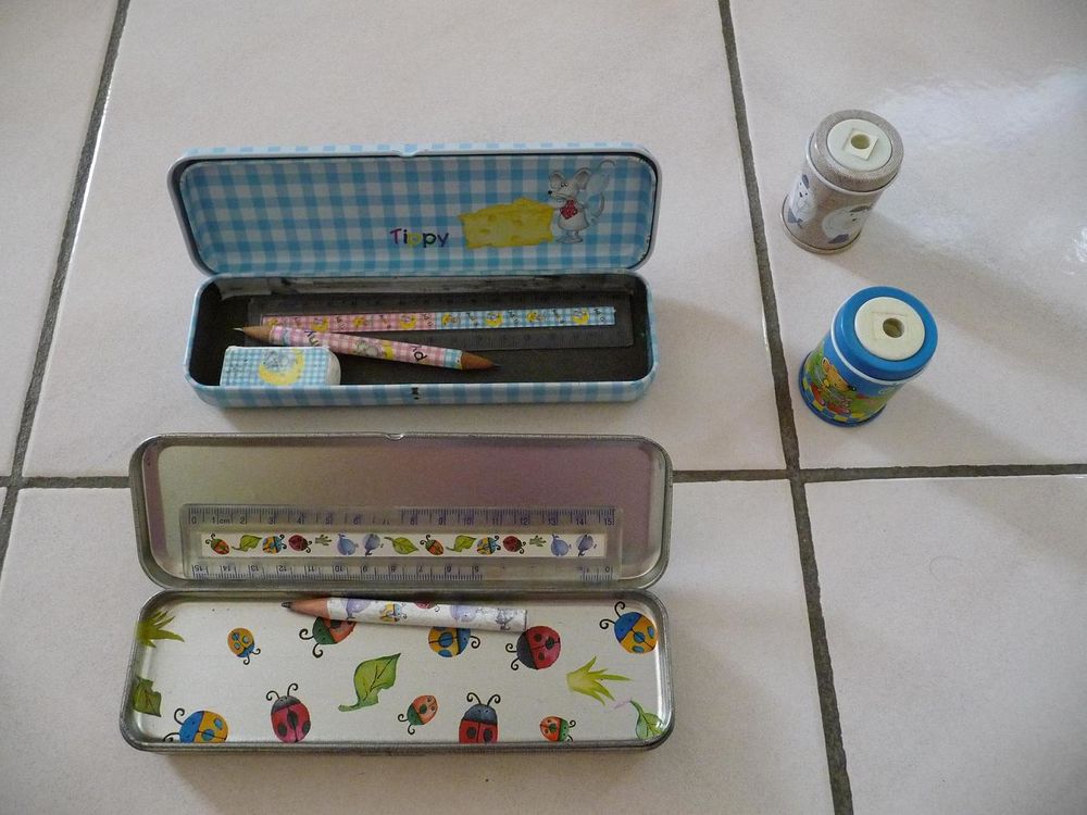 2 plumiers en m&eacute;tal et 2 taille-crayons et 1 pot &agrave; crayons Jeux / jouets