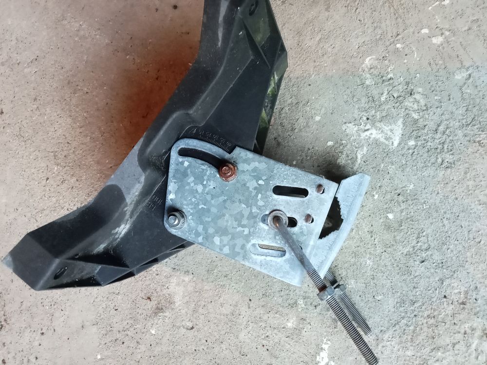 Fixation pour antenne parabolique Bricolage