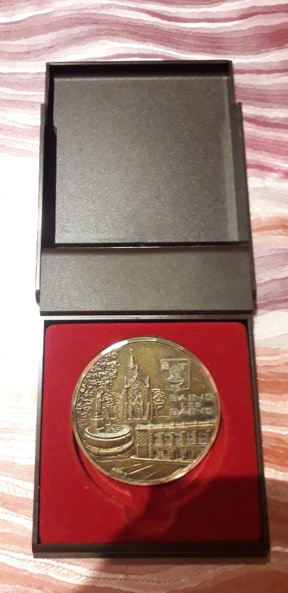MEDAILLE EN BRONZE CURE THERMALEDE BAINS LES BAINS . 