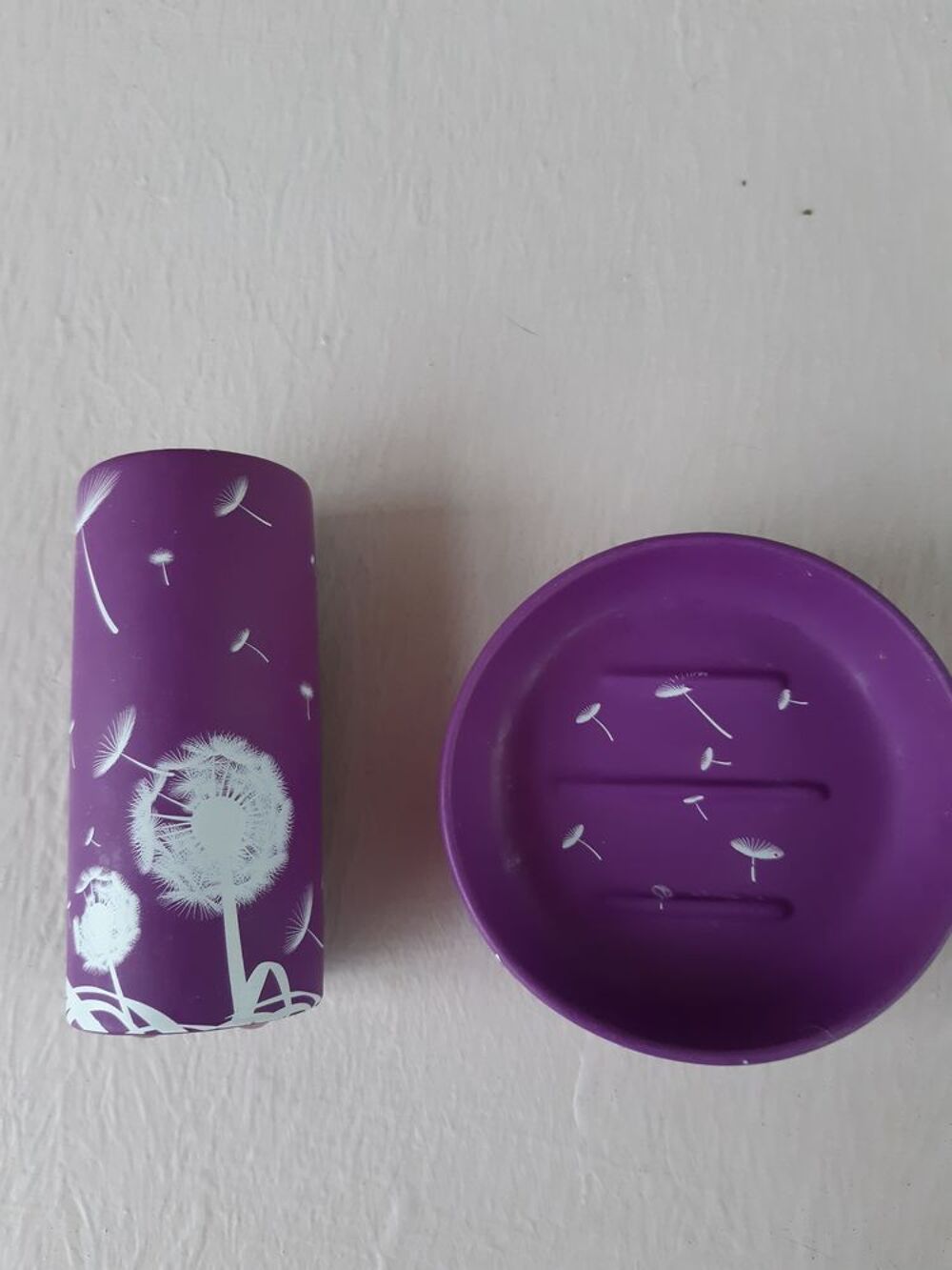 Porte-Savon &amp; Brosses Dents Violet &agrave; Aigrettes Blanches. Décoration
