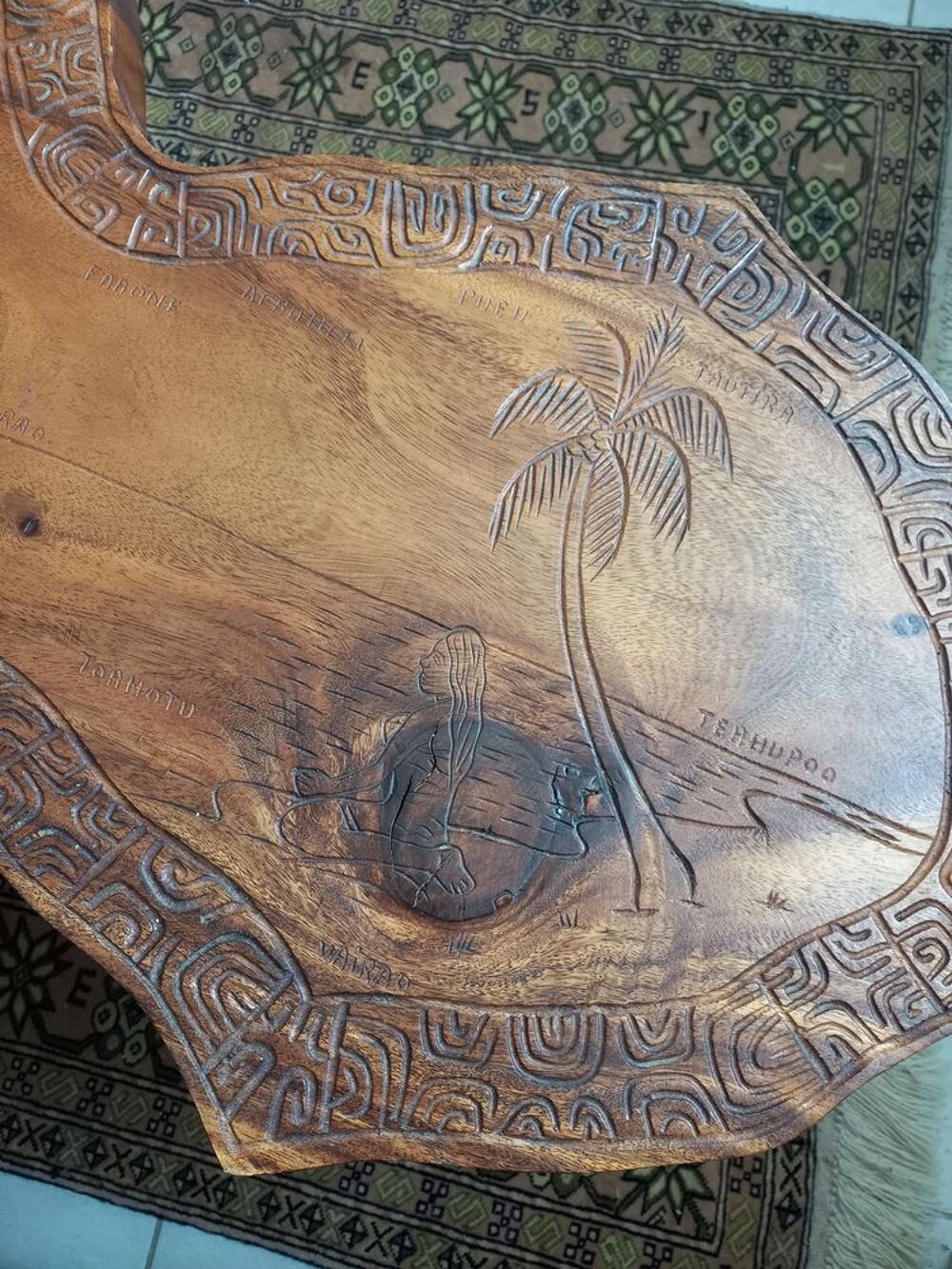 Table basse &agrave; la forme de Tahiti, grav&eacute;e Meubles